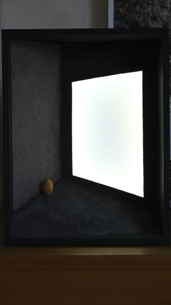 PF122 - Technique mixte (Cendre, plexiglas, pierre ocre du Luberon, LEDs) - Projet en dimensions réduites 45,5 x 35,2 x 12,5 - 2020
